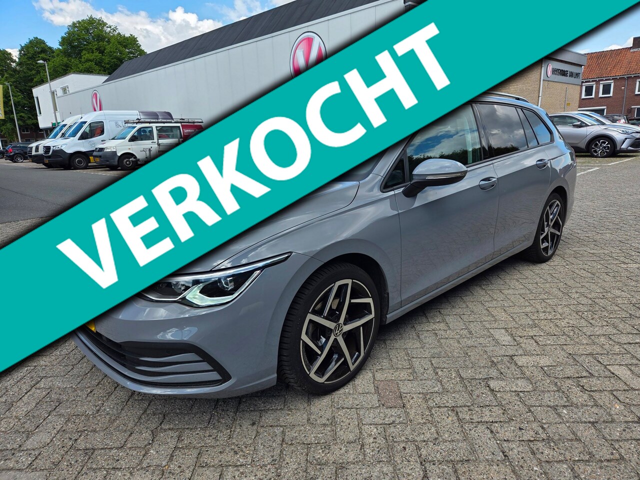 Volkswagen Golf Variant - 1.0 eTSI Life | panoramadak | Narno Grey | digitaal dashboard - AutoWereld.nl