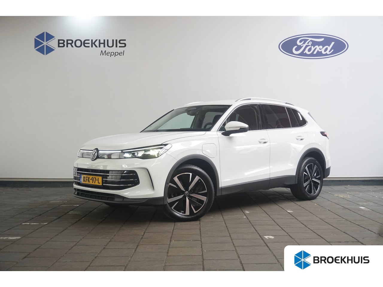 Volkswagen Tiguan - 1.5 TSI eHybrid 204PK Elegance | Trekhaak Wegklapbaar | 360 Camera | Matrix LED | Stoel- & - AutoWereld.nl