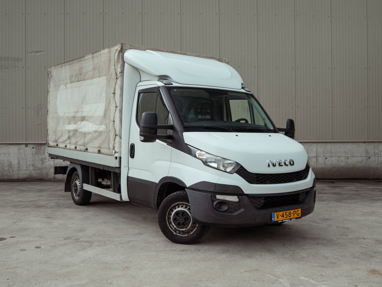 Iveco Daily - 33S11 2.3 D 106PK Huifopbouw | Neerklapbare Zijschotten | 3-Zits | B-Rijbewijs | Trekhaak - AutoWereld.nl