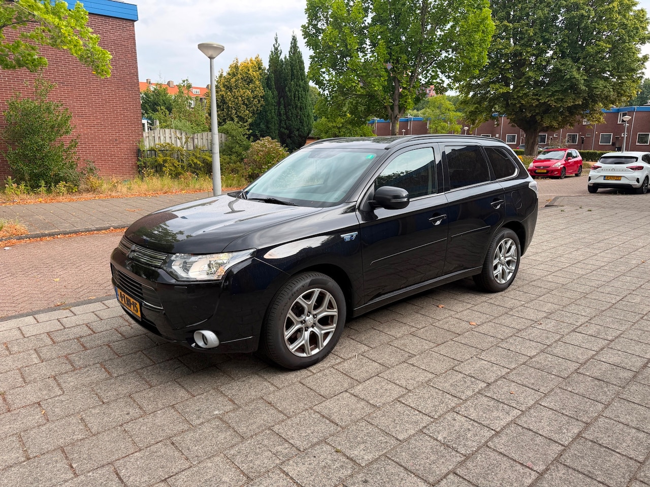 Mitsubishi Outlander - 2.0 PHEV Hybrid instyle Leder Panorama Black Edition - AutoWereld.nl