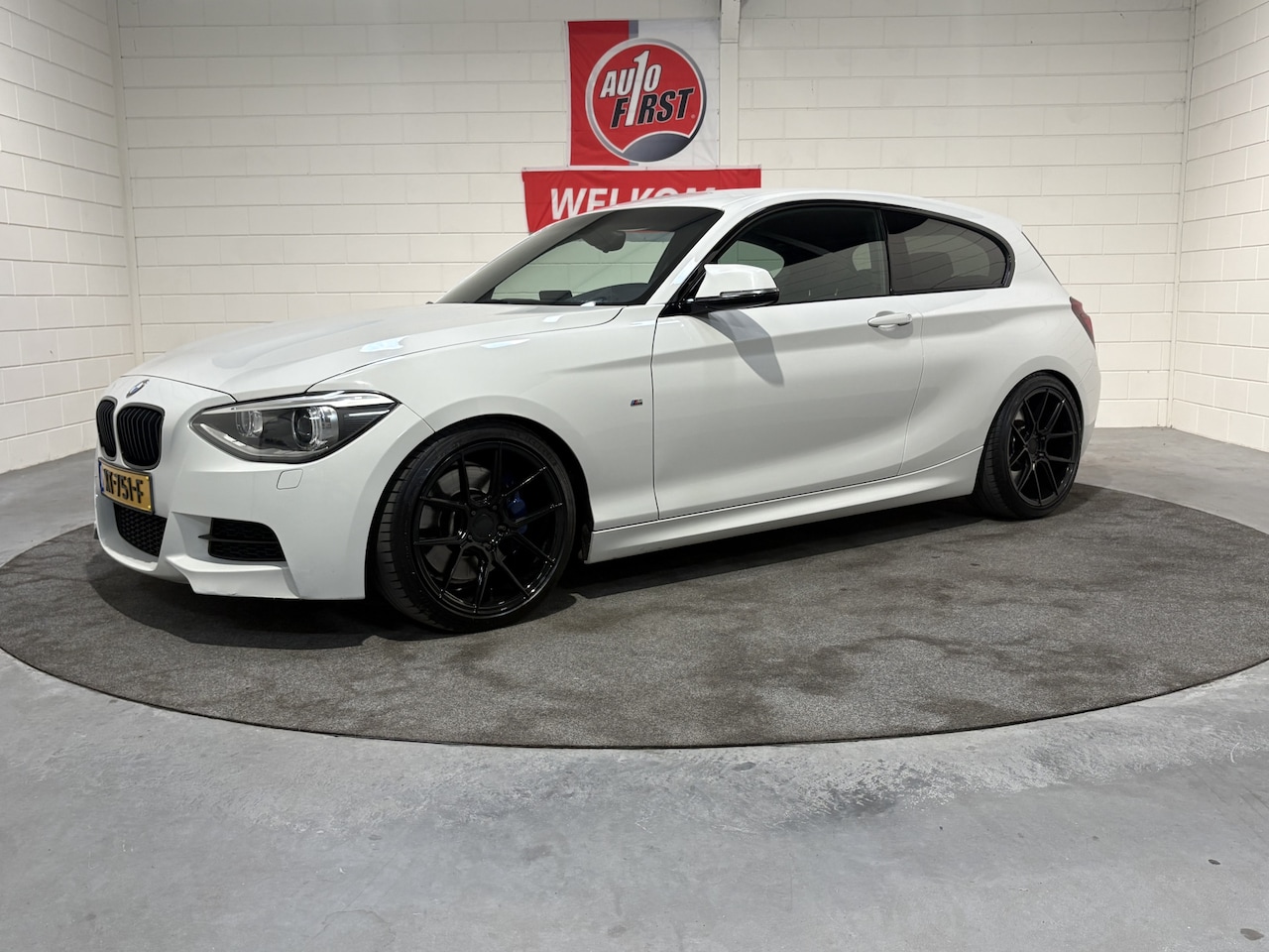 BMW 1-serie - M135i High Executive M135i High Executive, Stage 1, 400 pk, Handbak, Nwe lagerschalen, Alcantara stuur, Keurige - AutoWereld.nl