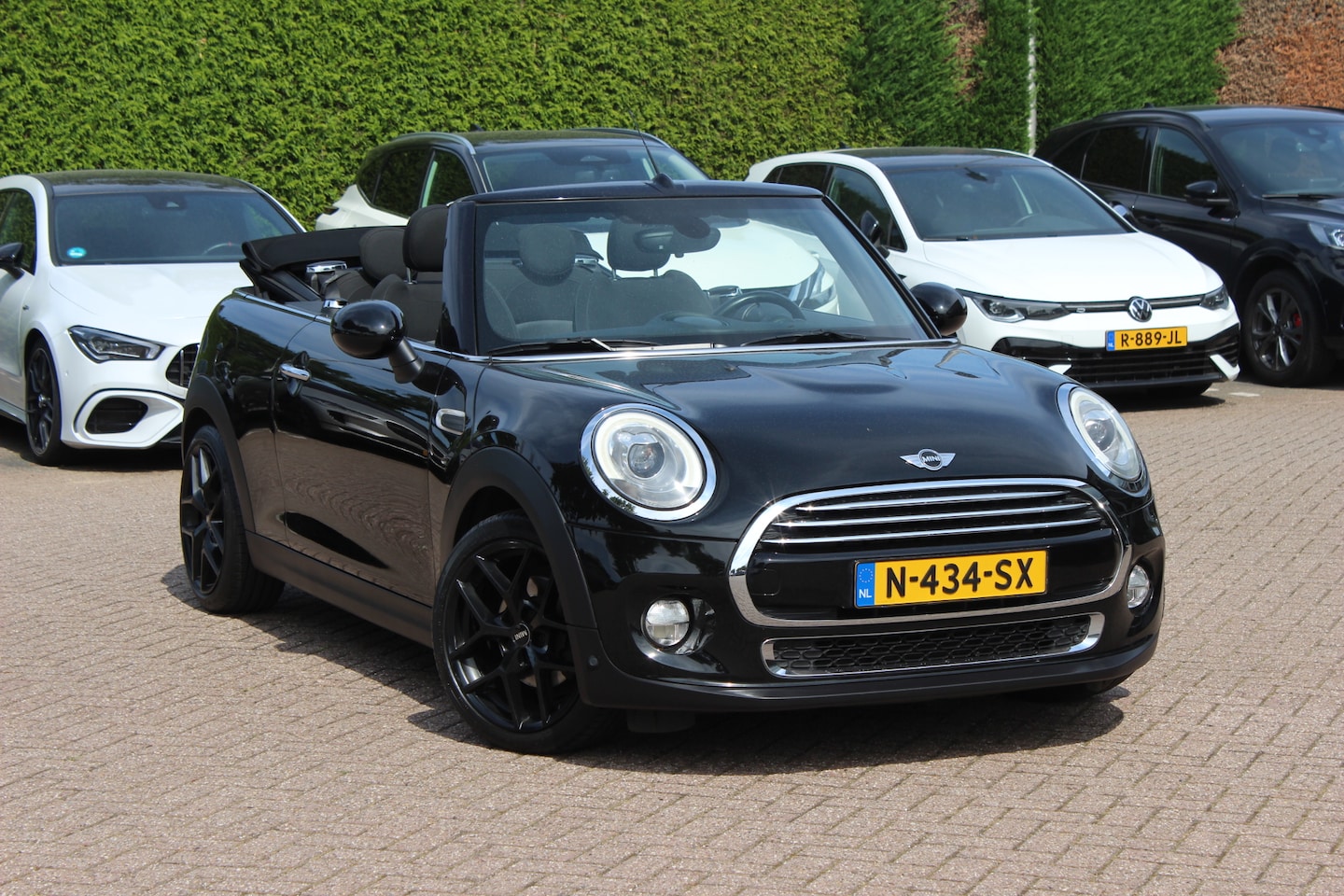 MINI Cabrio - 1.5 Cooper Pepper Serious Business / Navigatie / Parkeerhulp achter / Windscherm / LED / K - AutoWereld.nl