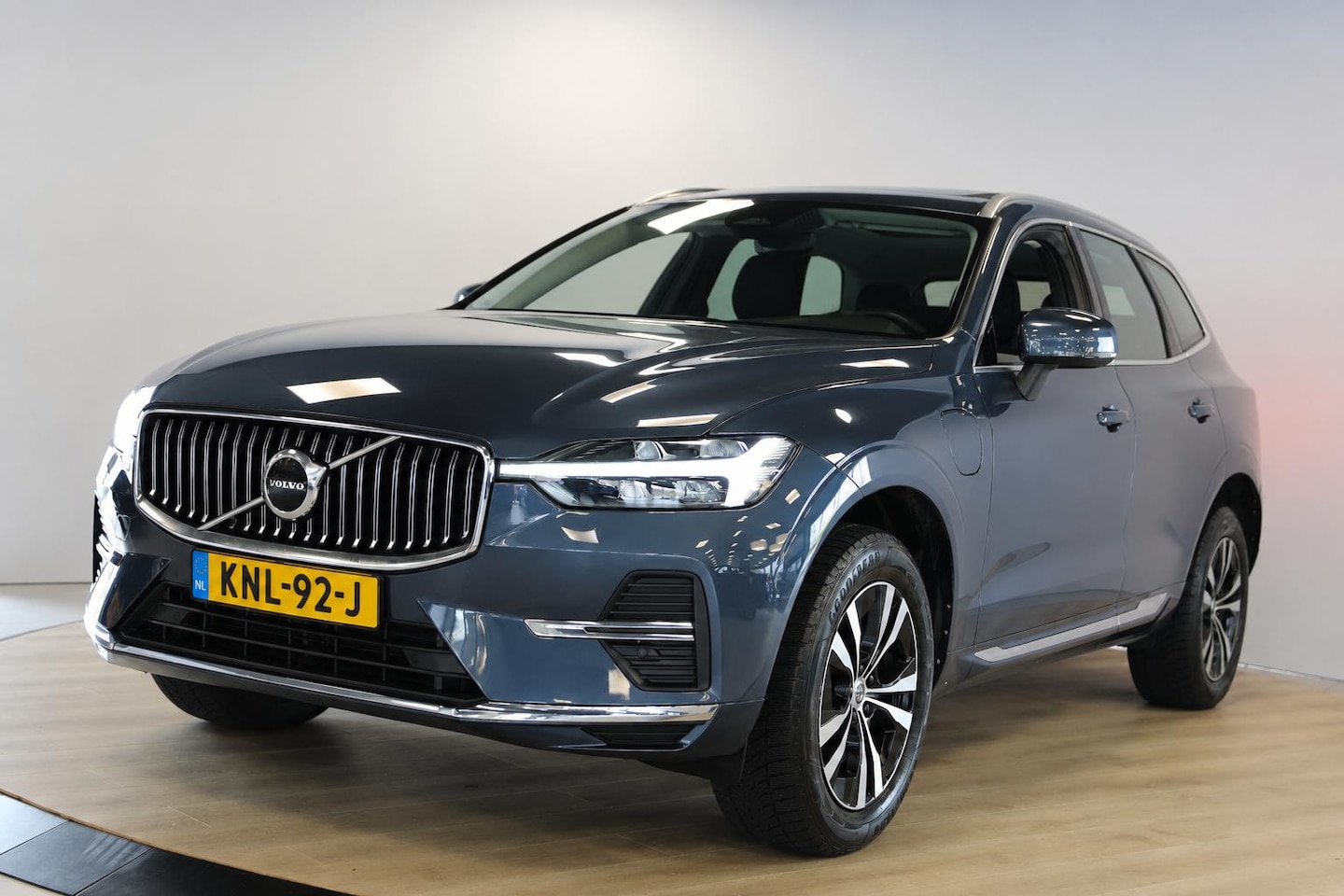 Volvo XC60 - 2.0 Recharge T6 AWD Inscription | Schuif- Kanteldak | PDC | trekhaak | 4x nieuwe banden - AutoWereld.nl