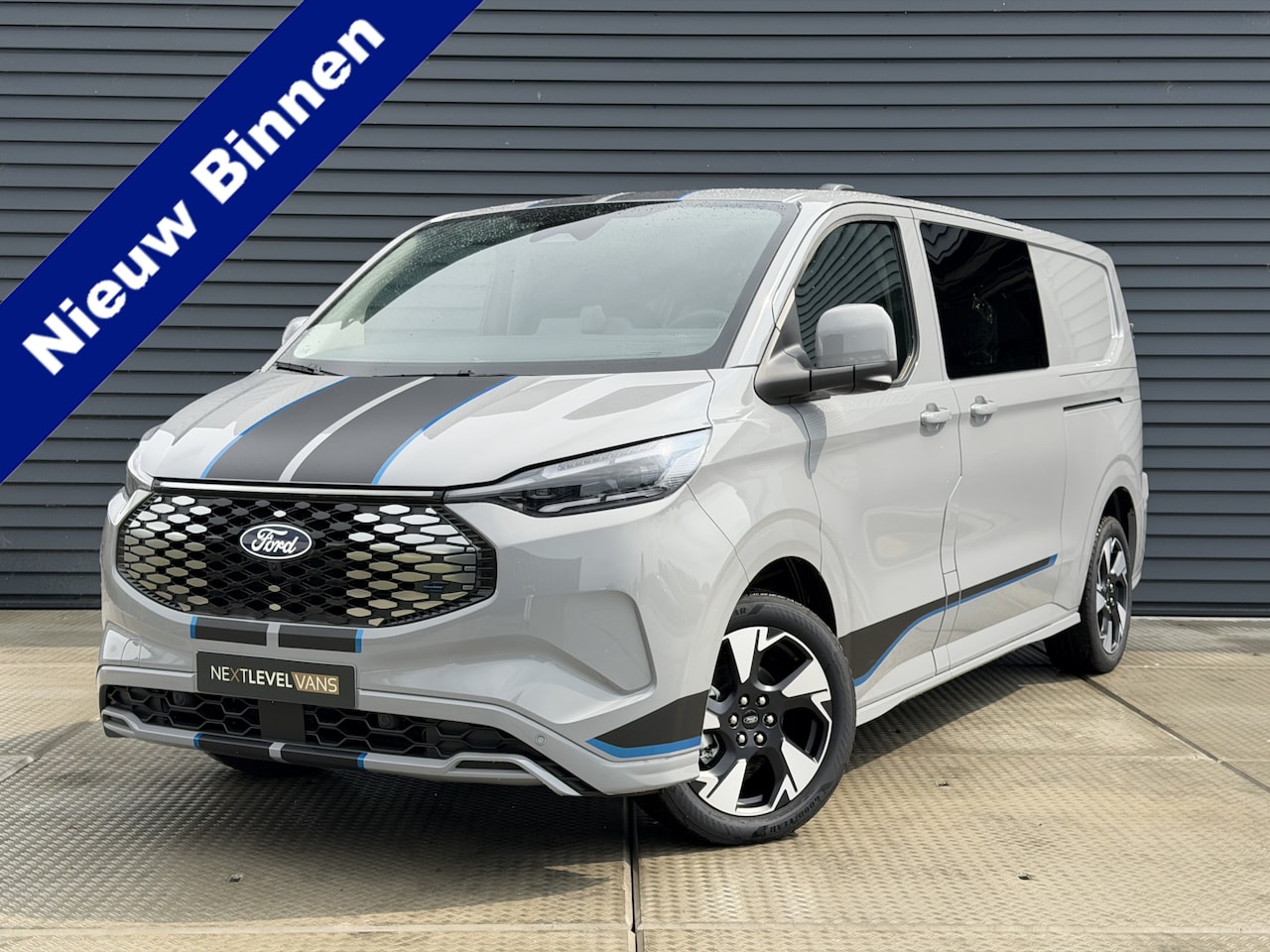 Ford E-Transit Cust. - 320 L2H1 Sport 71 kWh DC | 360 Camera | 230v Stopcontacten | Elek. Verst. Stoelen | Direct - AutoWereld.nl