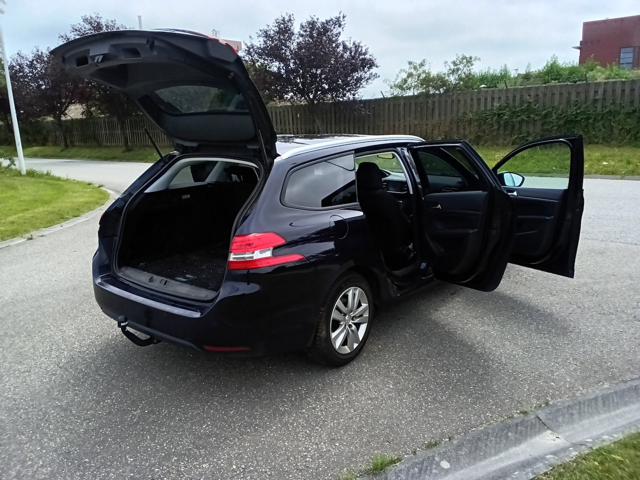 Peugeot 308 SW - 1.6 BlueHDI Blue Lease Executive Pack AUB ADVERTENTIE LEZEN