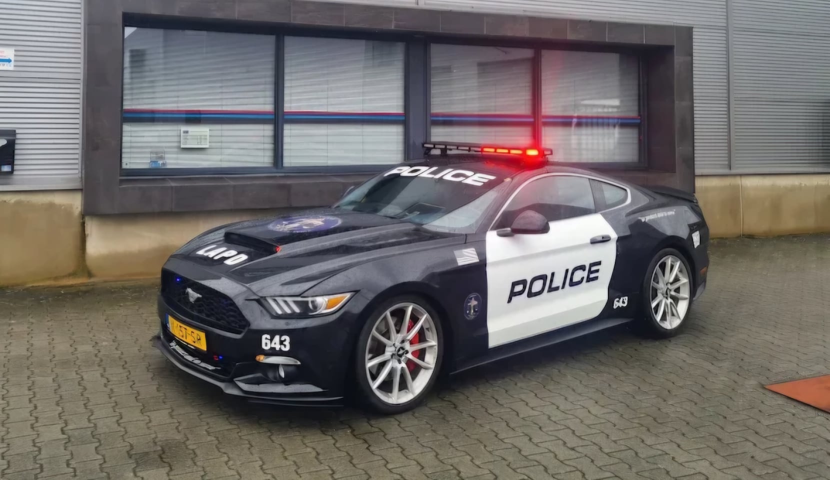 Ford Mustang Fastback - 2.3 EcoBoost LAPD POLICE CAR UNIEK!! KANON!!! ZEER MOOI VERLOPEN - AutoWereld.nl