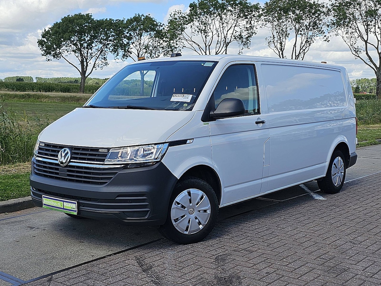 Volkswagen Transporter - 2.0 TDI L2H1 L2H1, 150pk, Camera, Parkeersensoren, Trekhaak, Airco, Carplay, Werkplaatsinr - AutoWereld.nl