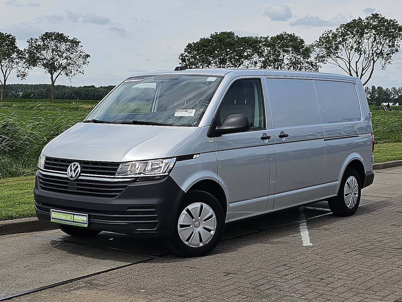 Volkswagen Transporter - 2.0 TDI L2H1 30 Automaat, Adaptive Cruise Control, Stoelverwarming, Airco, Parkeersensoren - AutoWereld.nl