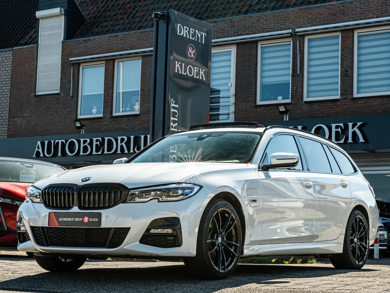 BMW 3-serie Touring - 320e xDrive M-Sport PANO 19 INCH CAMERA SHADOW LINE APPLE CARPLAY - AutoWereld.nl