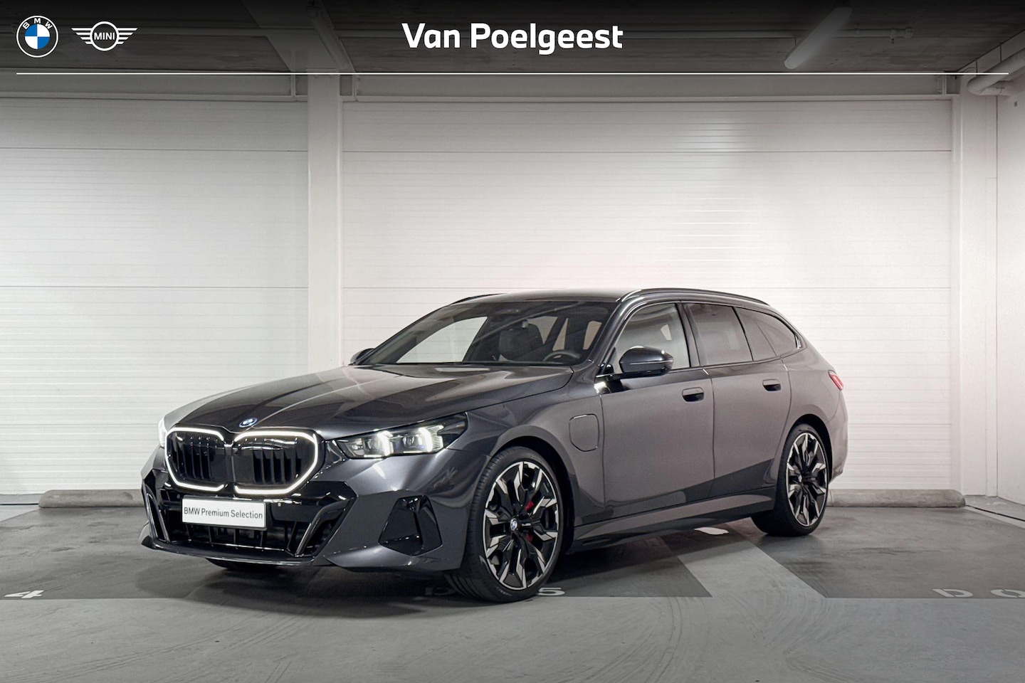 BMW 5-serie Touring - 550e xDrive | Bowers & Wilkins | Innovation Pack | Comfort Pack | Travel Pack | Trekhaak e - AutoWereld.nl