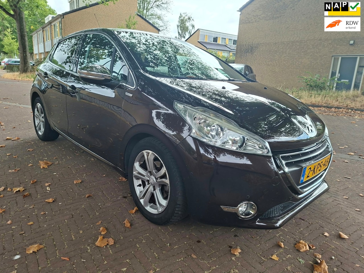Peugeot 208 - AUTOMAAT / Panoramadak / parkeersensoren / leuke auto - AutoWereld.nl