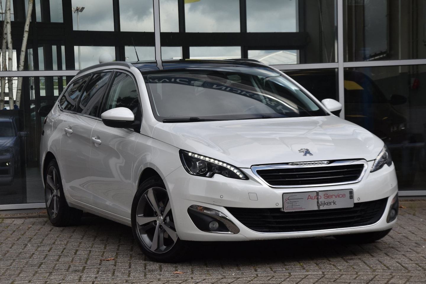 Peugeot 308 SW - 1.2 e-THP Première Airco Panoramadak Led Trekhaak Camera Nette Auto - AutoWereld.nl