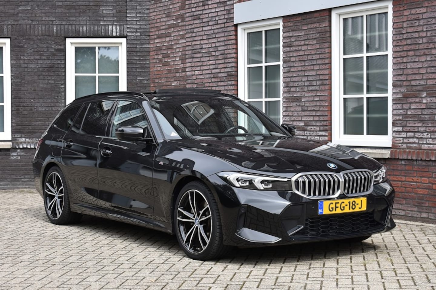BMW 3-serie - 320 320e |Panoramadak|Trekhaak| Wij zijn op afspraak geopend! Graag bellen voor uw komst. - AutoWereld.nl