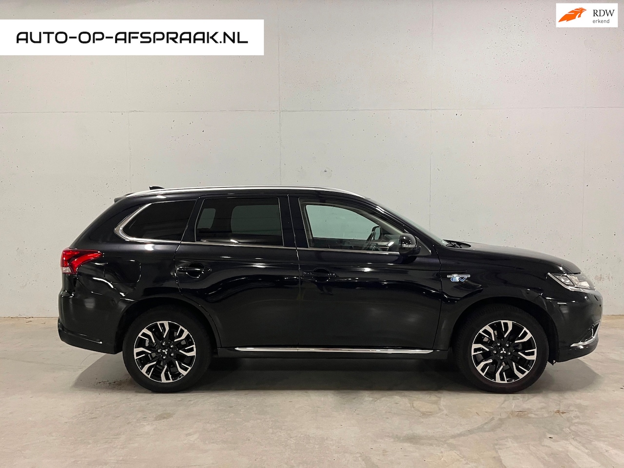 Mitsubishi Outlander - 2.0 PHEV instyle Leer Navi 4x4 360 camera - AutoWereld.nl