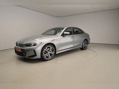 BMW 3-serie - Sedan 320e | M-Sportpakket | LED | Navigatie | Sportstoelen | Lendensteunen | DAB | Hifi s