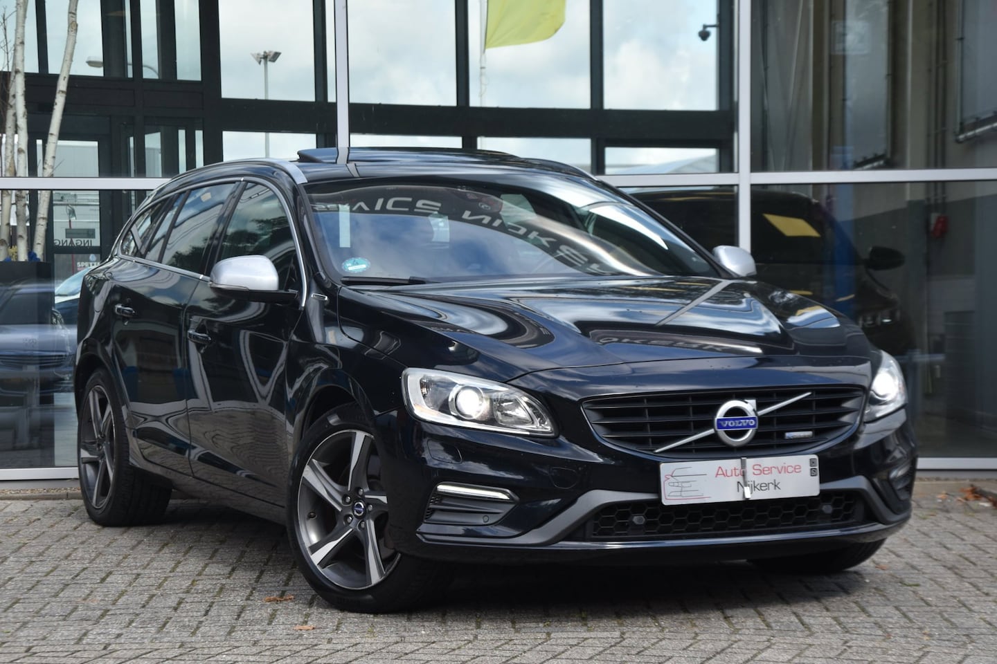 Volvo V60 - 2.4 D6 AWD Plug-In Hybrid R-Design Aut. Airco Leder Pdc Trekhaak Camera - AutoWereld.nl