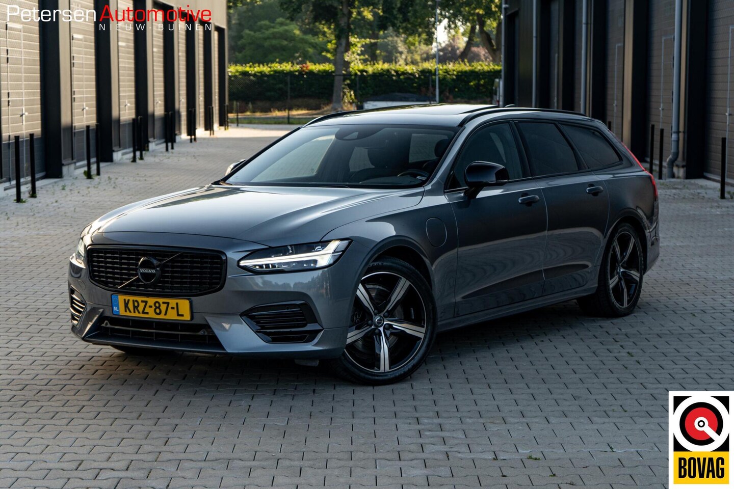 Volvo V90 - 2.0 T8 AWD R-Design *Pano* Vol* Dealer onderhouden* - AutoWereld.nl
