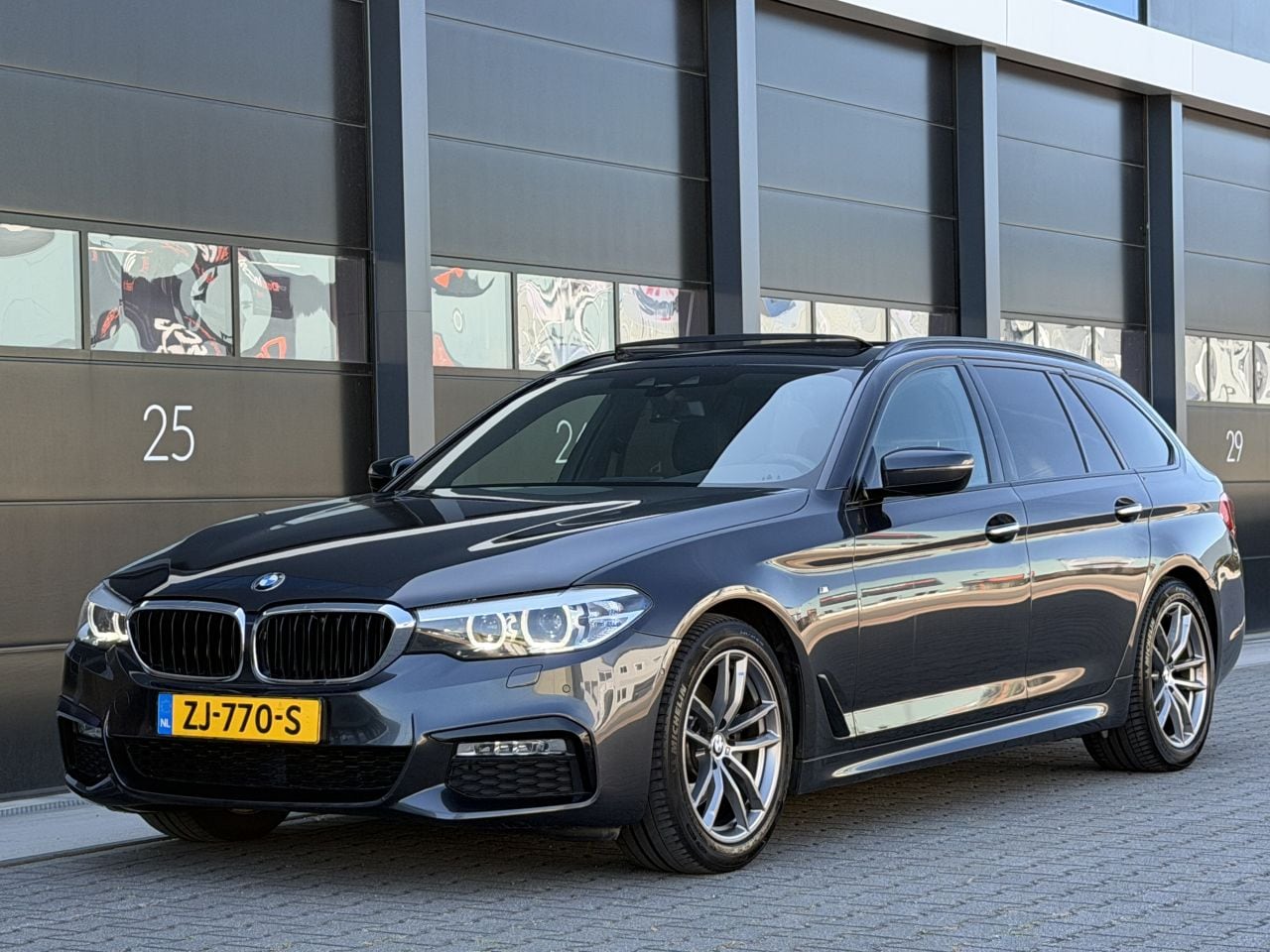 BMW 5-serie Touring - 520d M-Pakket Pano Leer Xenon Clima - AutoWereld.nl