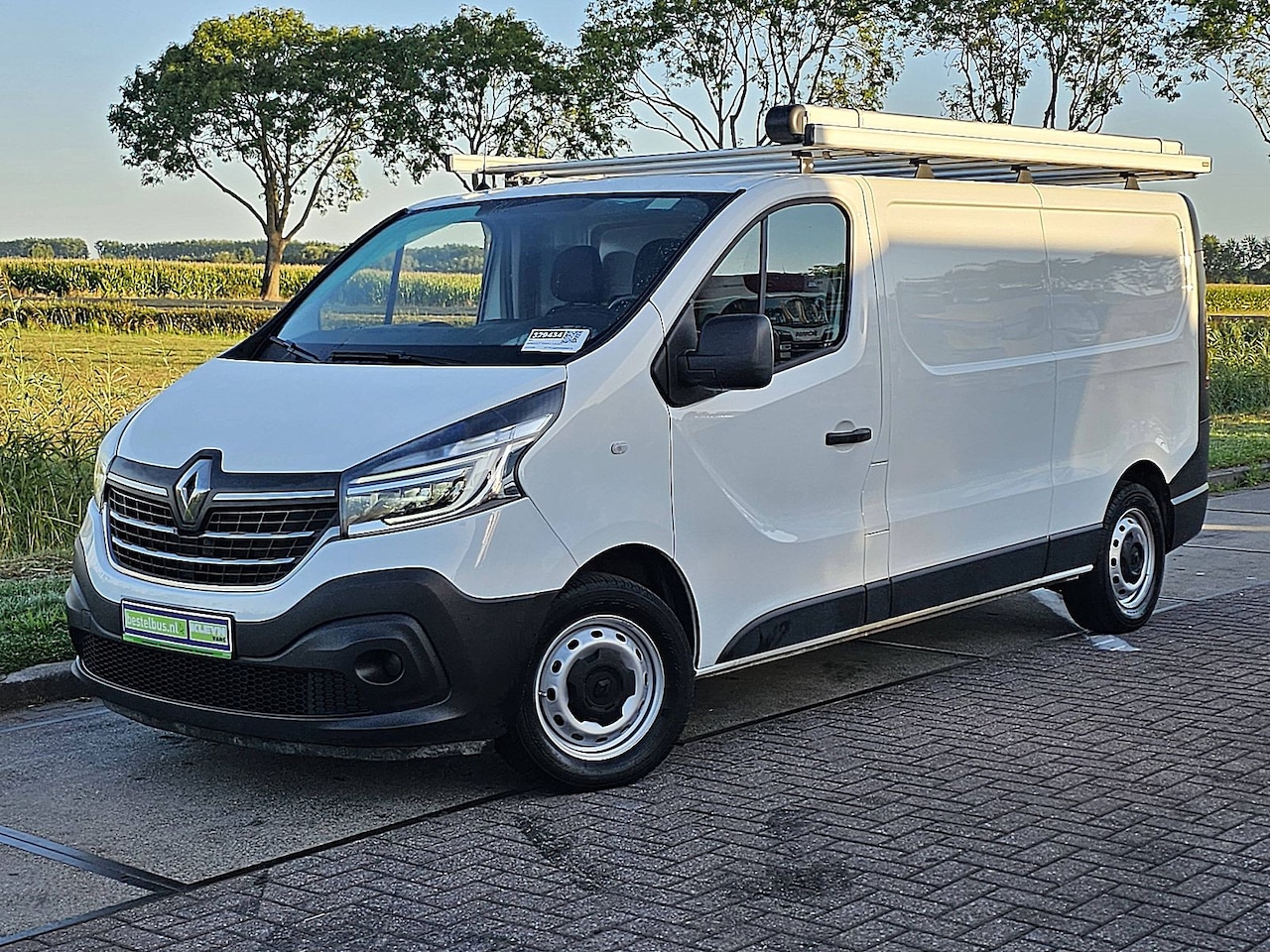 Renault Trafic - 2.0 dCi 120 T27 L2H1 Comfort 120Pk, Imperiaal, Airco,  Pdc, 1e Eigenaar - AutoWereld.nl