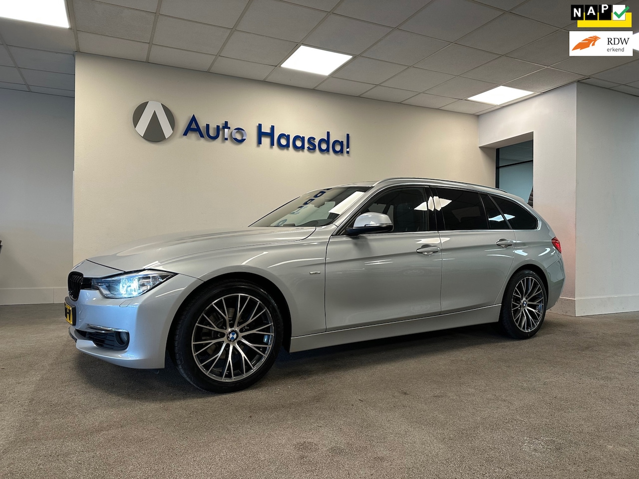 BMW 3-serie Touring - 320i|LUXURY LINE|PANO|18"|EL.ACHTERKLEP|AUTOMAAT|LED|XENON - AutoWereld.nl