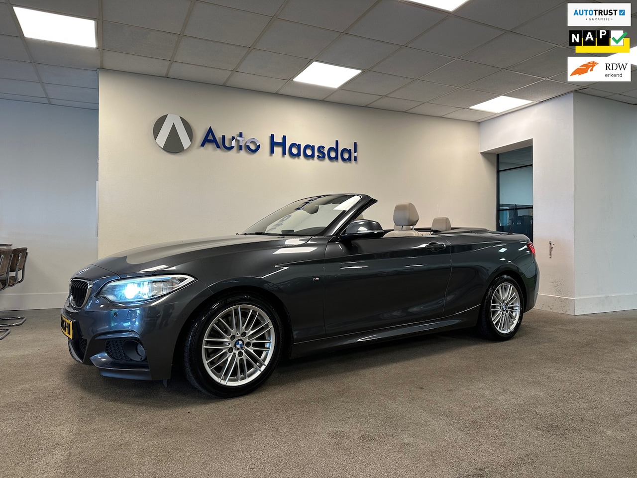 BMW 2-serie Cabrio - 220i|M-SPORT|TREKHAAK|CARPLAY|AUTOMAAT|CAMERA - AutoWereld.nl
