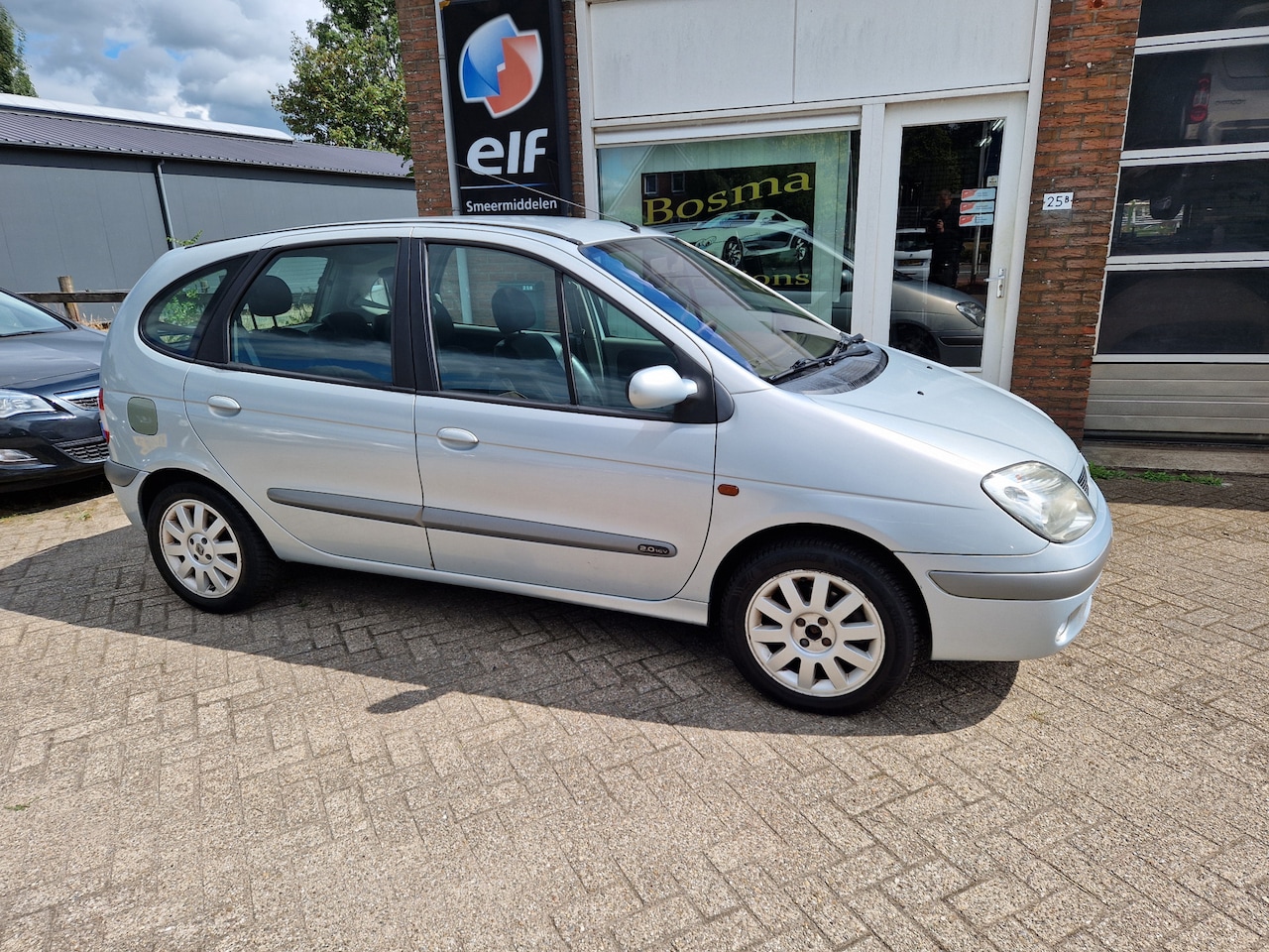 Renault Scénic - 2.0-16V ''Expression Sport'' Automaat - Clima - Trekhaak - Apk 23-04-2027 !! - AutoWereld.nl
