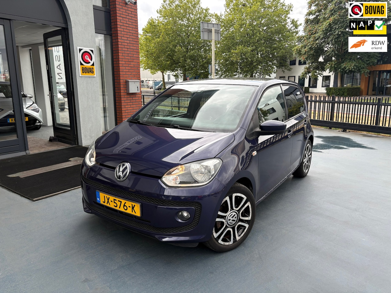 Volkswagen Up! - 1.0 high up! BlueMotion AIRCO ZWART HEMEL - AutoWereld.nl