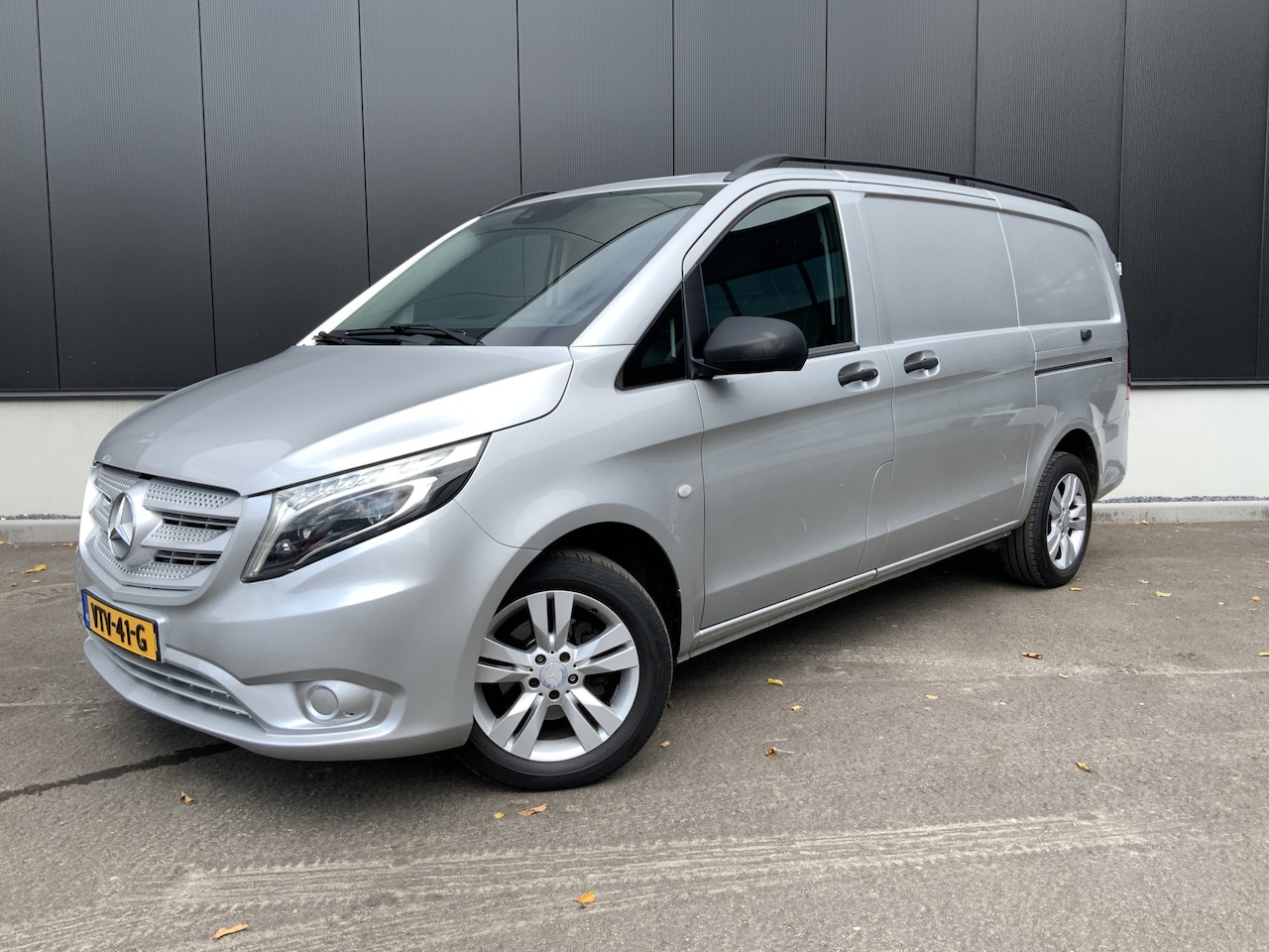 Mercedes-Benz Vito - 116 CDI Lang Automaat Airco Cruise Camera Dub Schuifdeuren Trekhaak 2000 kg Alu Velg Stand - AutoWereld.nl