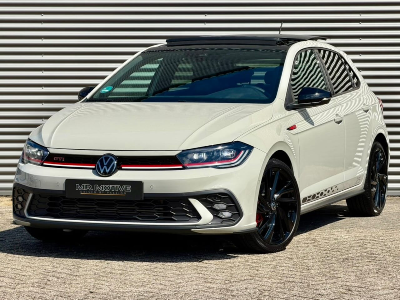 Volkswagen Polo - 2.0 TSI GTI Edition 25 | 1 OF 2500 | AscotGrau | Panorama | 1e Eigenaar | Dealer Onderhoud - AutoWereld.nl