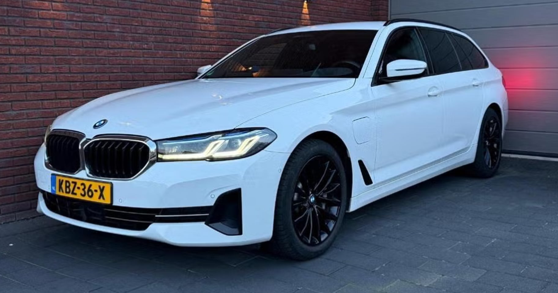 BMW 5-serie Touring - 530e Business Edition Plus Sensatec BMW 5-serie Touring - 530e Business Edition Plus Sensatec M-sport details, Shadow Line, 19 - AutoWereld.nl
