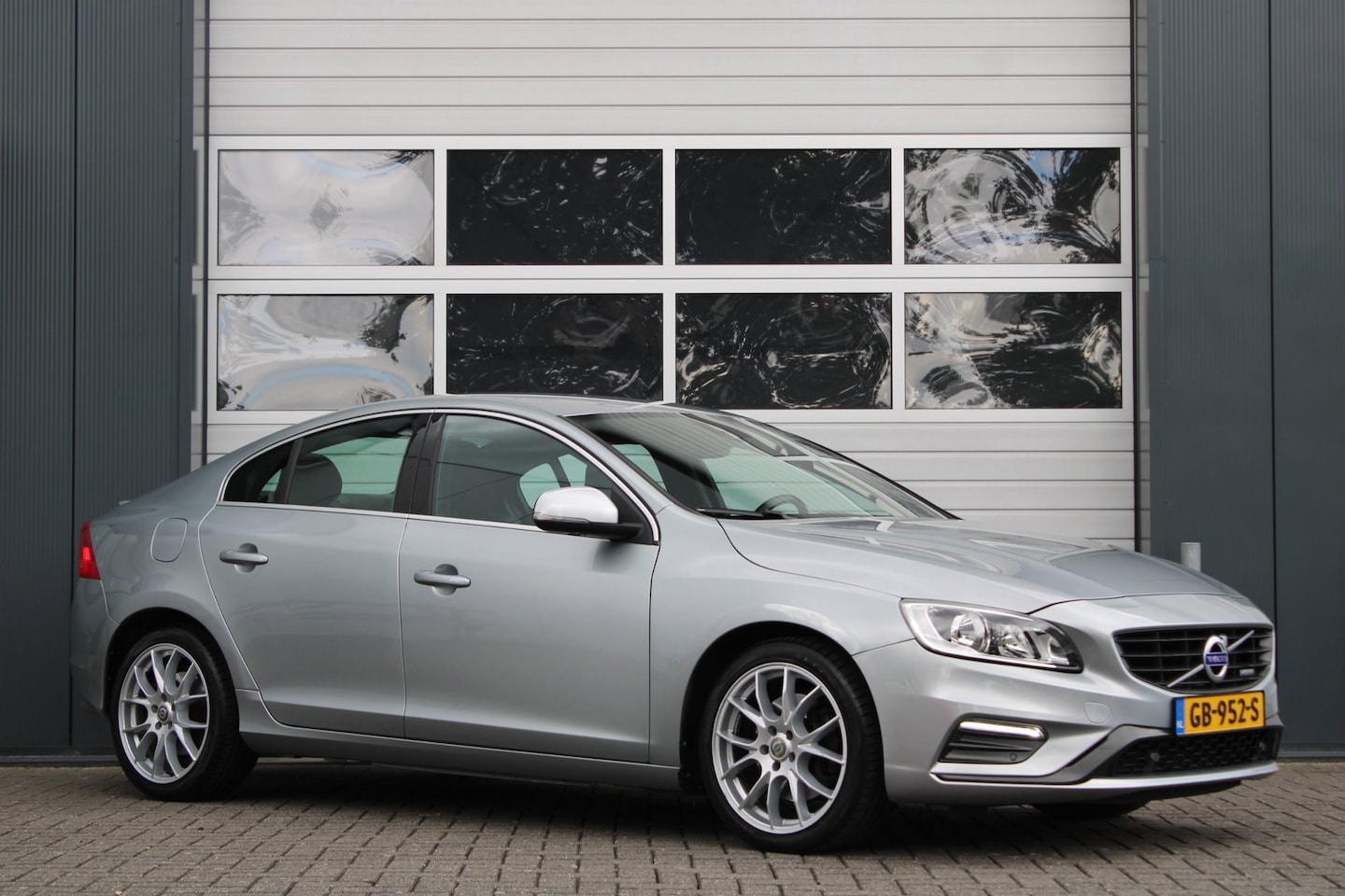 Volvo S60 - 2.0 T5 R-Design Automaat 245pk Clima/Cruise/Stoelverwarming/Leder/PDCv+a/LED/RadioCD.AUX.U - AutoWereld.nl