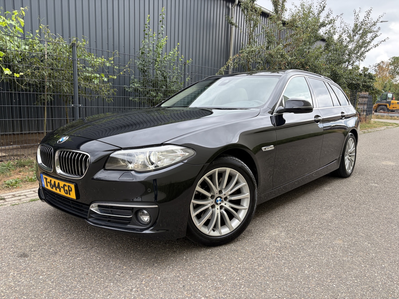 BMW 5-serie Touring - 520i High Executive / AUTOMAAT / LEER / PANORAMADAK / TREKHAAK / 179dkm! - AutoWereld.nl