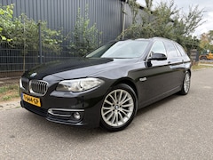 BMW 5-serie Touring - 520i High Executive / AUTOMAAT / LEER / PANORAMADAK / TREKHAAK / 179dkm