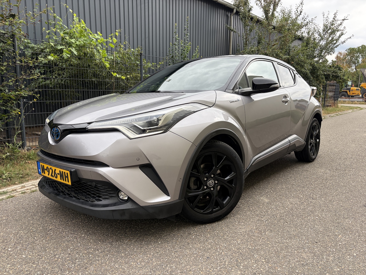 Toyota C-HR - 1.8 Hybrid Bi-Tone Plus / AUTOMAAT / LEER / NAVI / CRUISE / 88dkm! - AutoWereld.nl