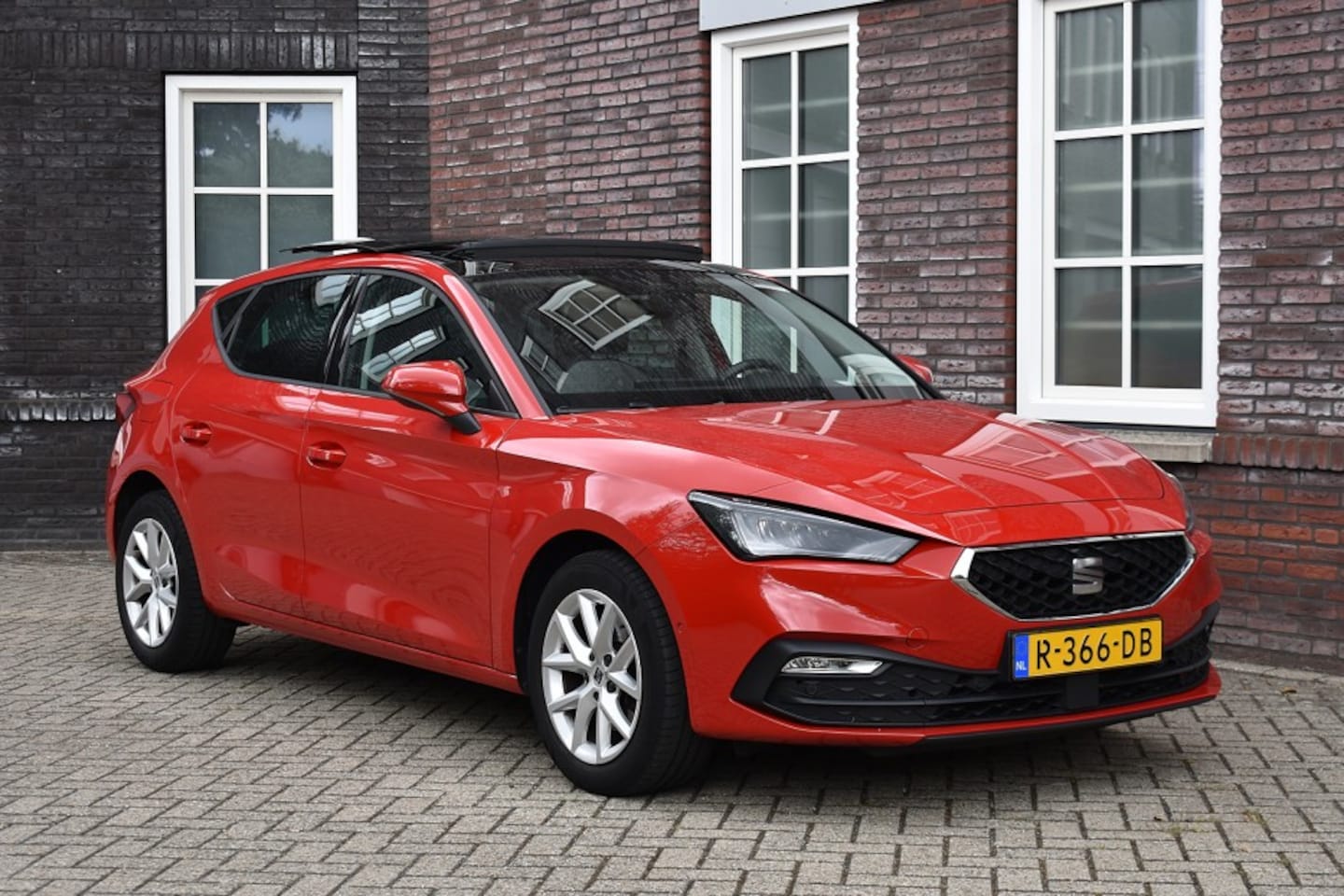 SEAT Leon - 1.0 TSI Style Business Intense Wij zijn op afspraak geopend! Graag bellen voor uw komst. - AutoWereld.nl