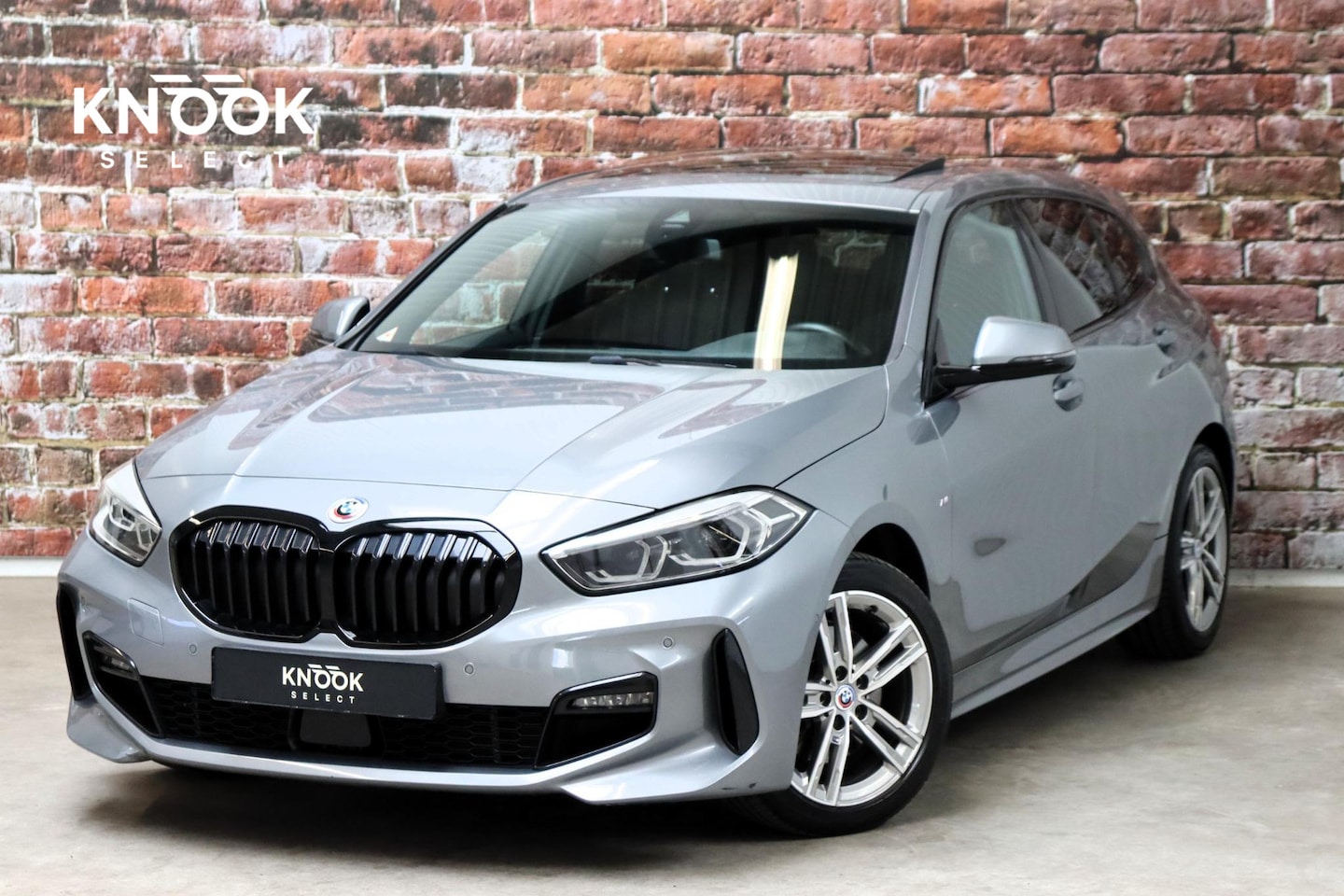 BMW 1-serie - 118i M Sport Pakkt Automaat / Live Cockpit Professional / Panoramadak / Sportstoelen / Act - AutoWereld.nl
