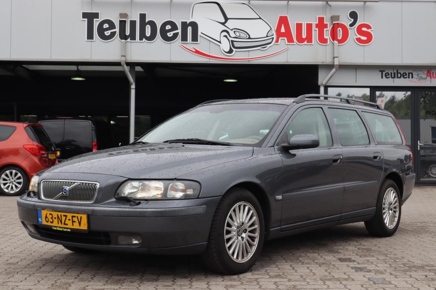 Volvo V70 - 2.4 Comfort Line | Nieuw APK | Automaat | Stoelverwarming | Climate control | Cruise contr - AutoWereld.nl