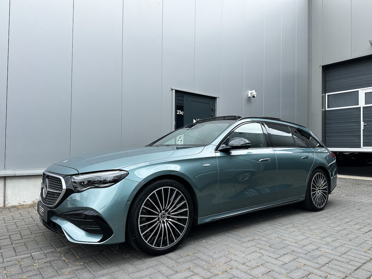 Mercedes-Benz E-klasse Estate - 300 e Sport Edition AMG Line | Pano | Widescreen | Trekhaak | Leder | 360 | Memory | Stoel - AutoWereld.nl