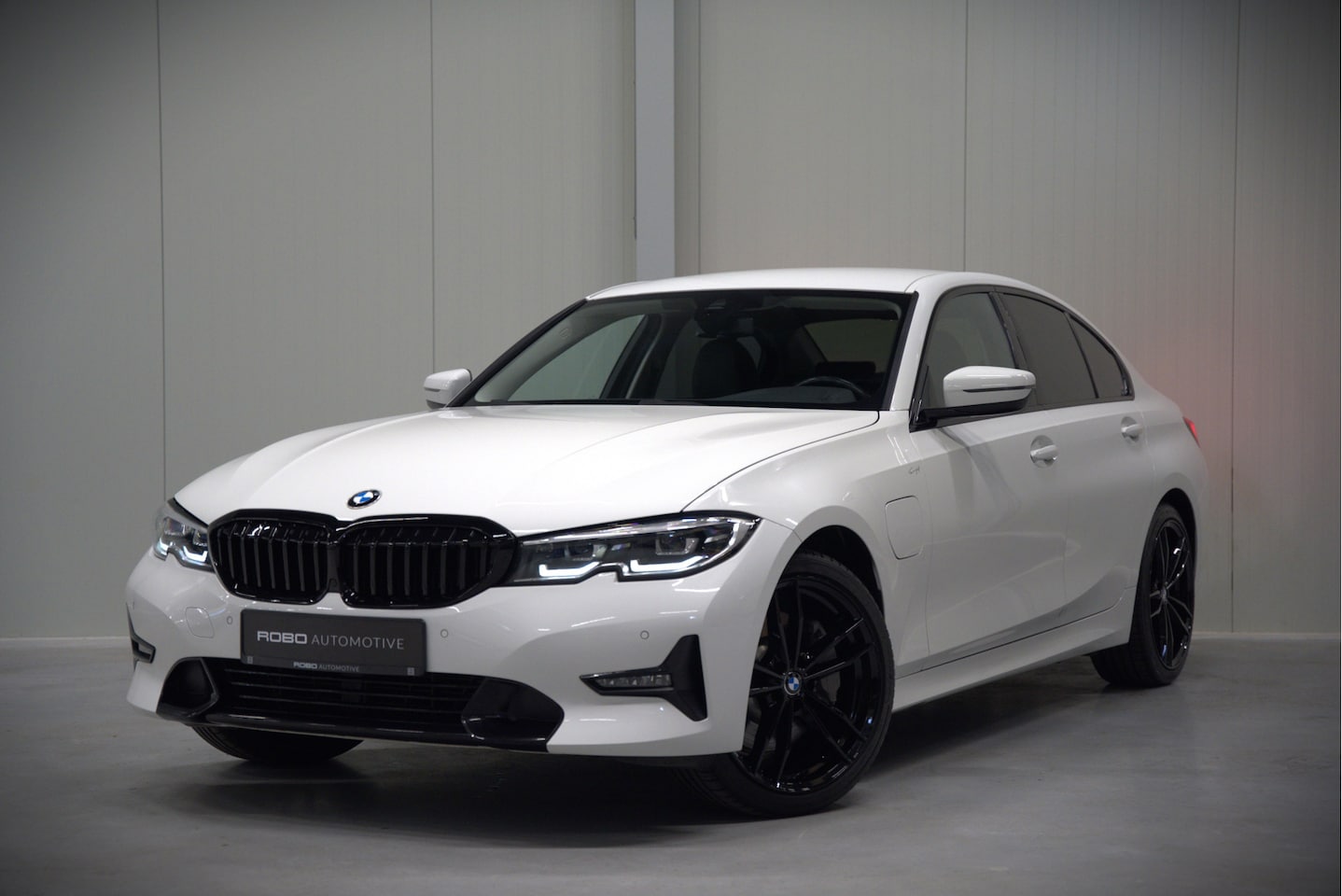 BMW 3-serie - 330e eDrive Edition High Executive | Stoelverwarming | Navigatie | Apple Carplay | Parkeer - AutoWereld.nl