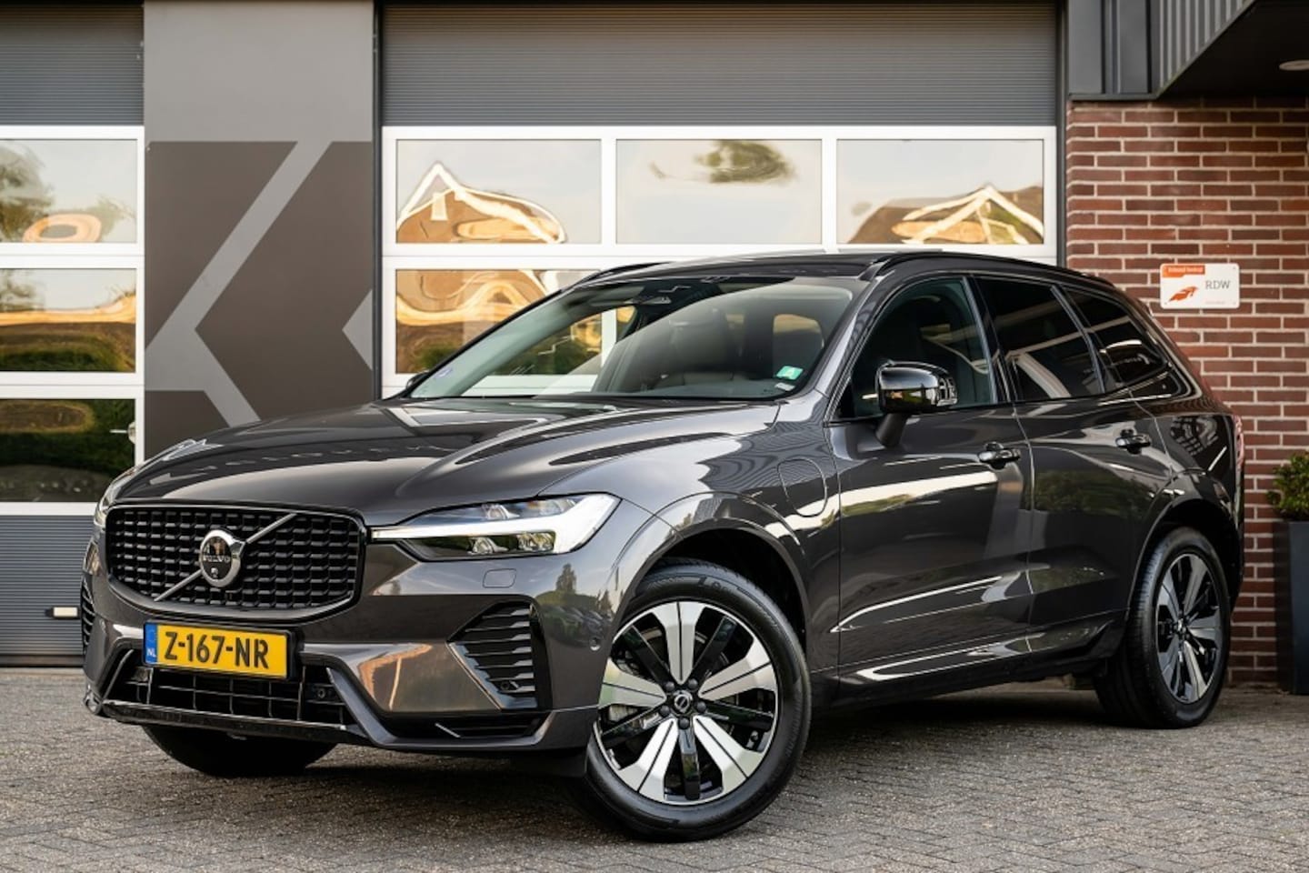 Volvo XC60 - 2.0 T6 Plug-in Hybrid AWD Plus Dark | Panorama | 360 Camera | ACC | Memory | Leder | Stuur - AutoWereld.nl