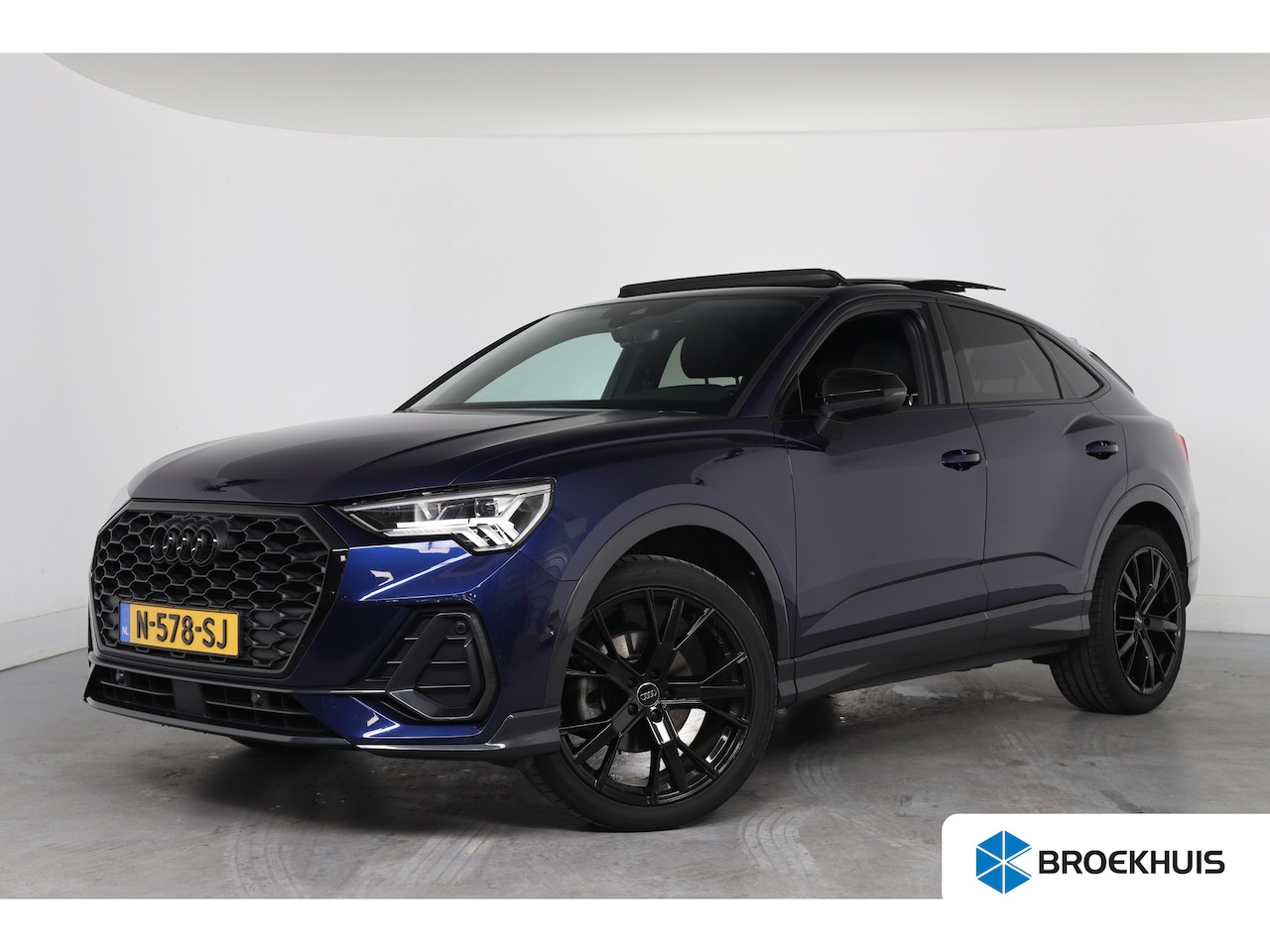 Audi Q3 Sportback - 35 TFSI Business Edition | Open Dak | Black Pack | Sportstoelen | LED | Virtual | Sfeerver - AutoWereld.nl