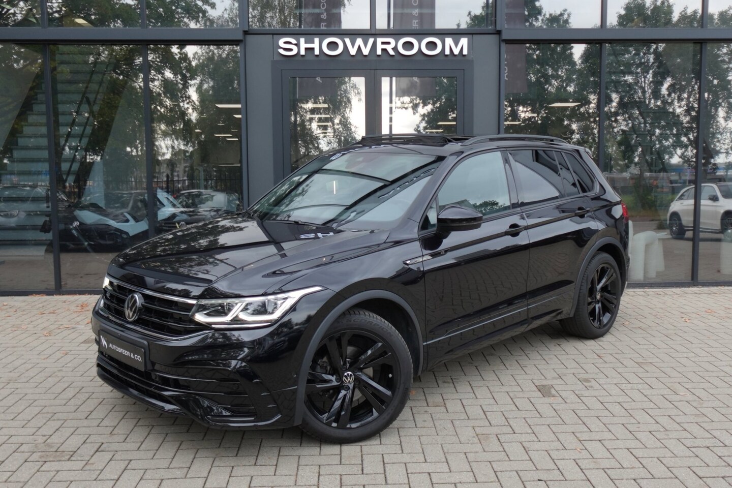 Volkswagen Tiguan - 1.5 TSI R-Line PANO KEYLESS 360 - AutoWereld.nl