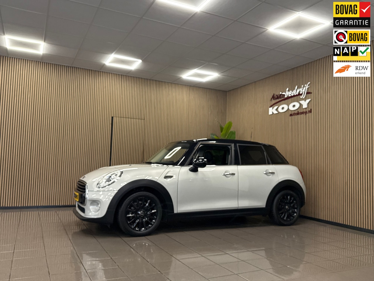 MINI 5-Deurs - 1.5 Cooper Chili Business * Panoramadak / LED / Navigatie / LM Velgen / NL Auto * - AutoWereld.nl