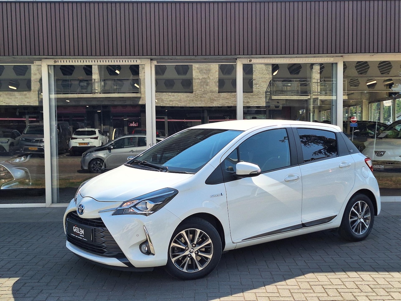 Toyota Yaris - 1.5 Hybrid Y20 | Navigatie, Stoelverwarming, Lichtmetalen velgen, Privacy glass, Cruise co - AutoWereld.nl