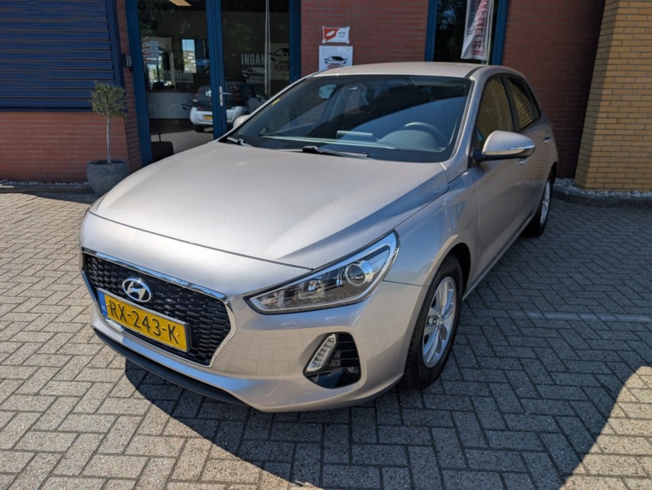 Hyundai i30 - 1.0 T-GDi Comfort 1.0 T-GDI COMFORT, Trekhaak,Cruise,PDC,Navi,Camera - AutoWereld.nl