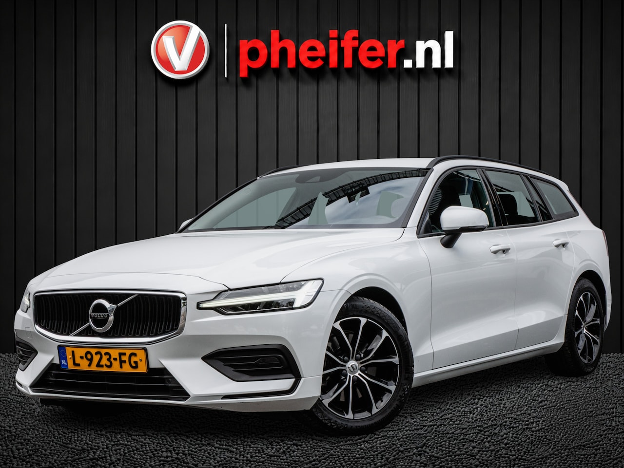 Volvo V60 - 2.0 B3 Momentum Advantage Trekhaak/ Lederen int./ Stuur+stoelverwarming/ Camera/ DAB+/ Car - AutoWereld.nl
