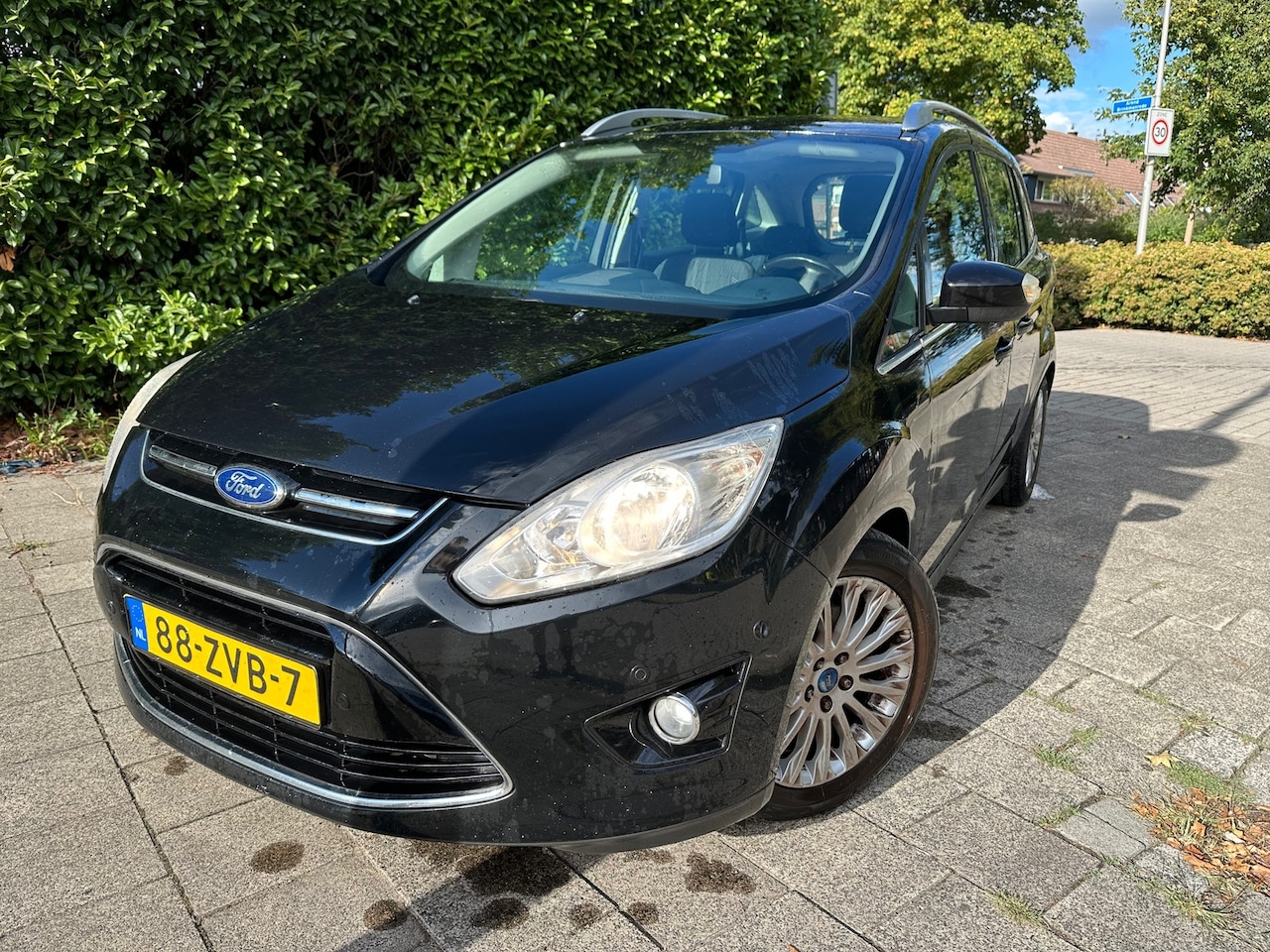 Ford Grand C-Max - 6 PERS MET NAVIGATIE, AIRCO & NIEUW JAAR APK! - AutoWereld.nl