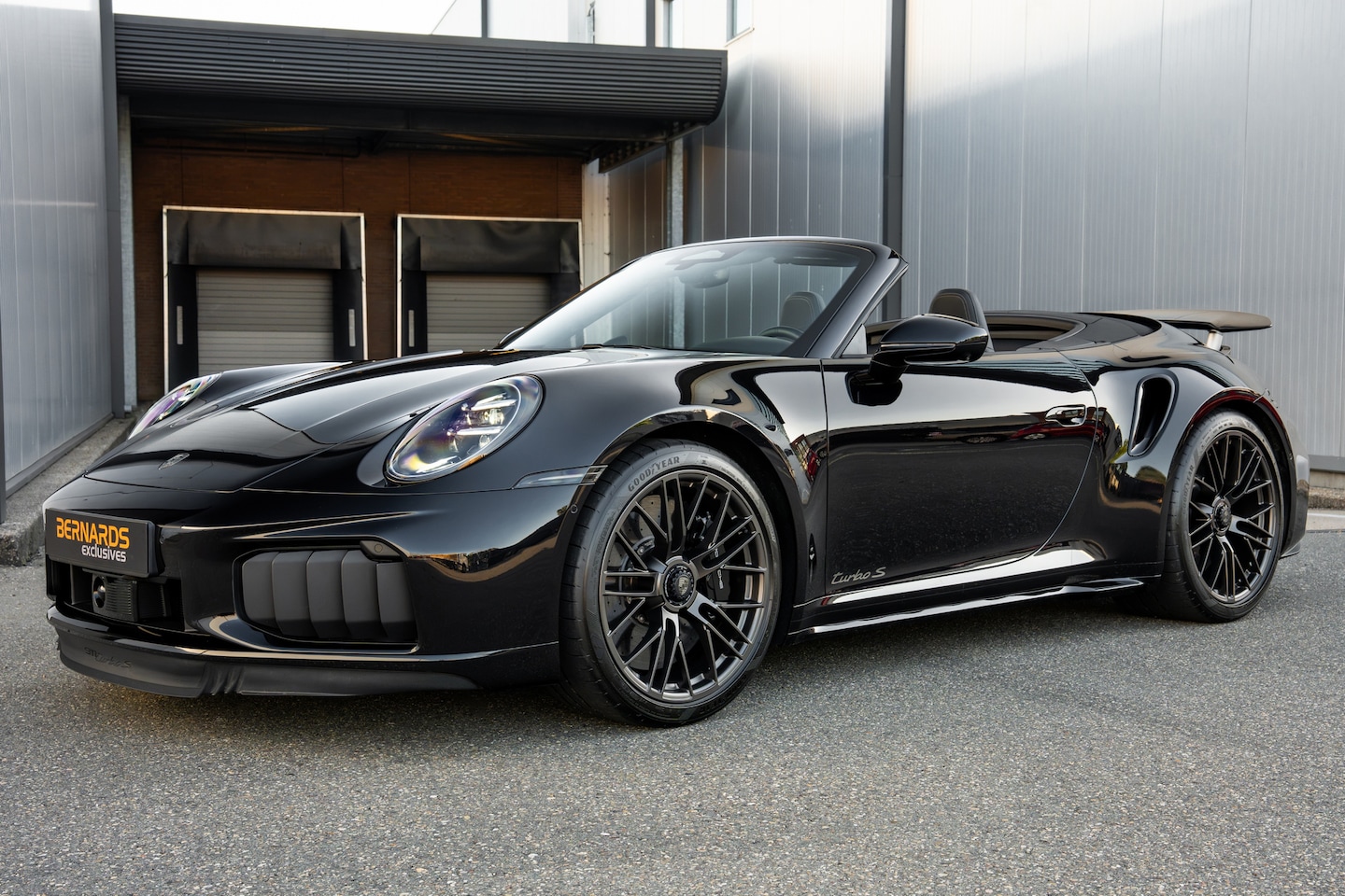 Porsche 911 Cabrio - (992.2) Turbo S - Jet Black Metallic - PCCB - Burmester - 5 Year Warranty - AutoWereld.nl