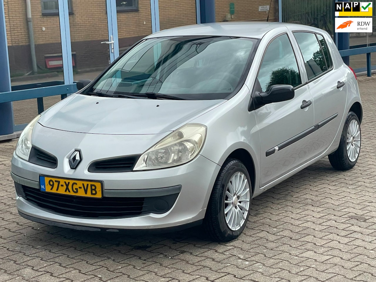Renault Clio - 1.2-16V Authentique Nwe Distr Riem & Banden Airco LMV - AutoWereld.nl