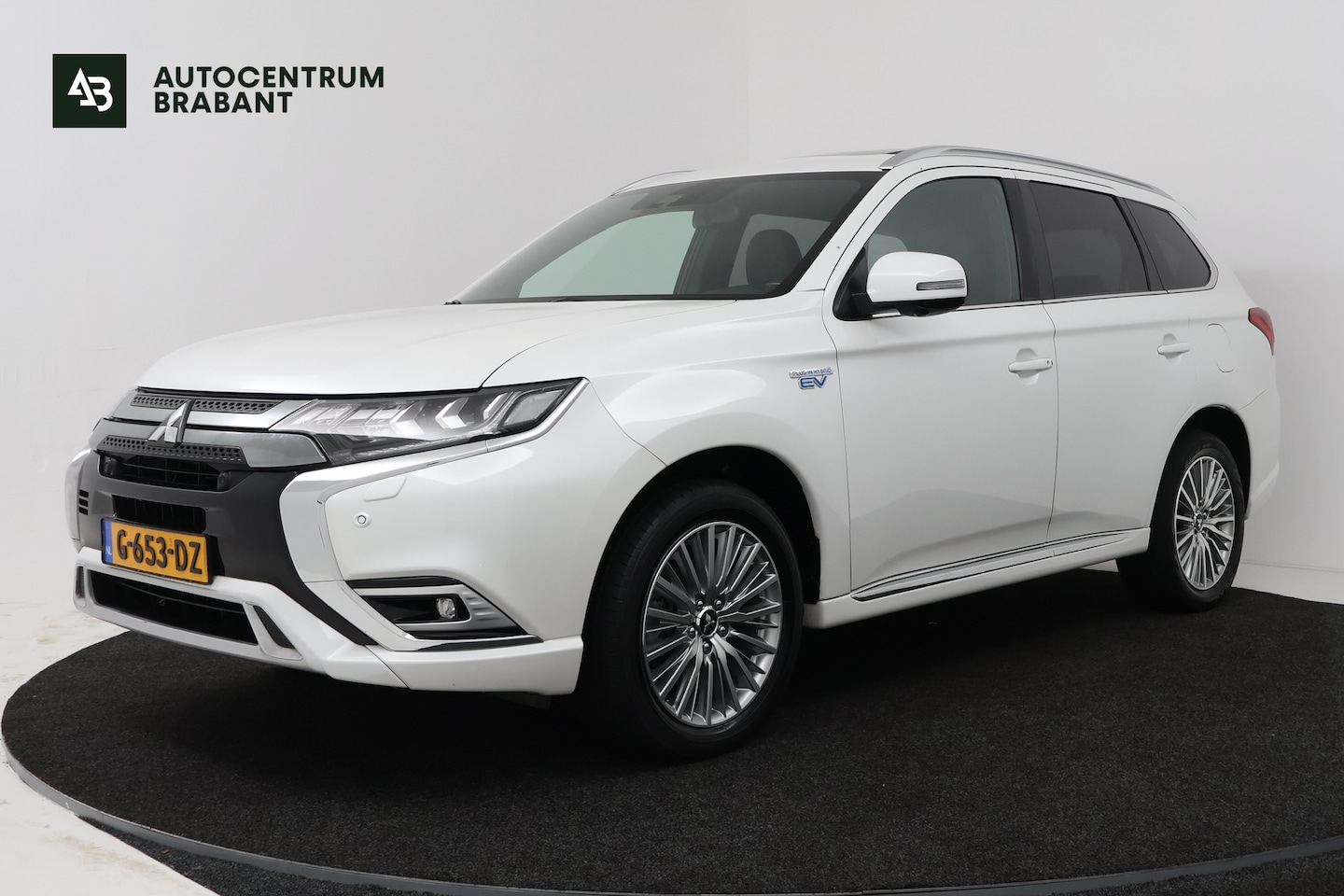 Mitsubishi Outlander - 2.4 PHEV Instyle (PANORAMADAK, STUUR-/STOELVERWARMING, 360 CAMERA, LEDER, STUURBEDIENING) - AutoWereld.nl